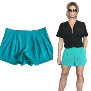 Aritzia t.babaton kelly green cohen pleated shorts Sz 6